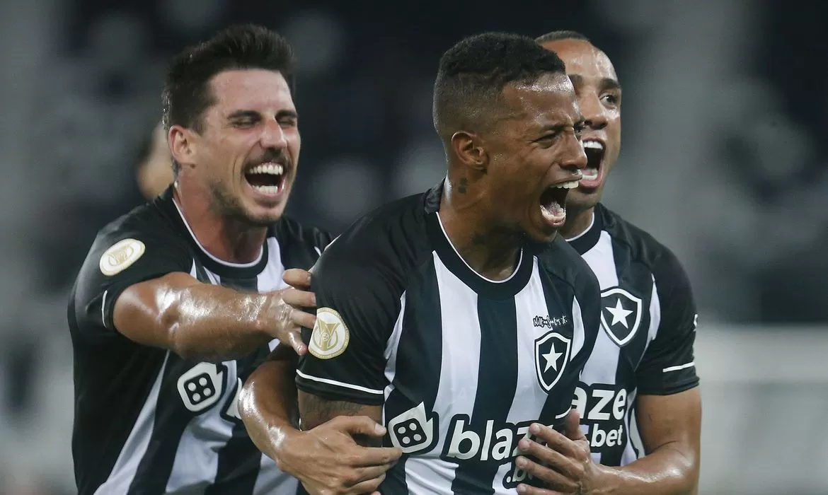 Botafogo vence Bragantino e aumenta a vantagem no campeonato