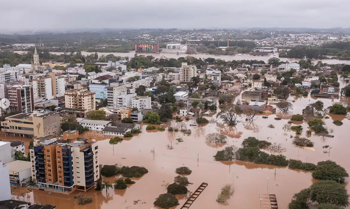 Enchente na Espanha deixa moradores com vários problemas