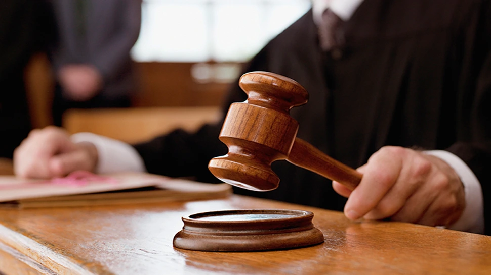 Juiz condena aposentada e advogado em ação contra banco