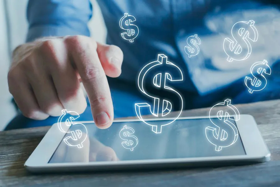 Juiz condena aposentada e advogado em ação contra banco