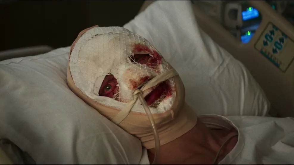 Foto de Cara-de-Barro, filme de terror da DC focado no vilão do Batman