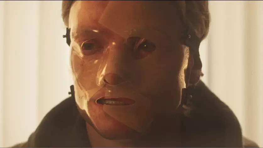 Foto de Tom Rhys Harries como Cara-de-Barro no filme da DC